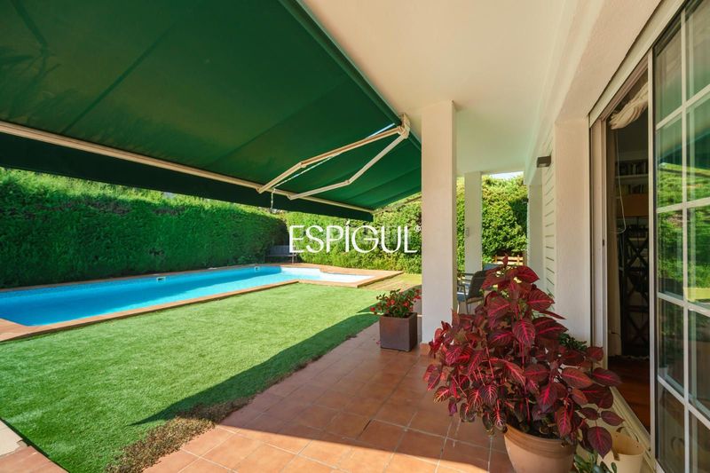 Foto 12e0f946-3d28-40f6-8e9c-3e2d54641b14. Casa amb calefacció aparcament piscina a Mira-sol Sant Cugat del Vallès
