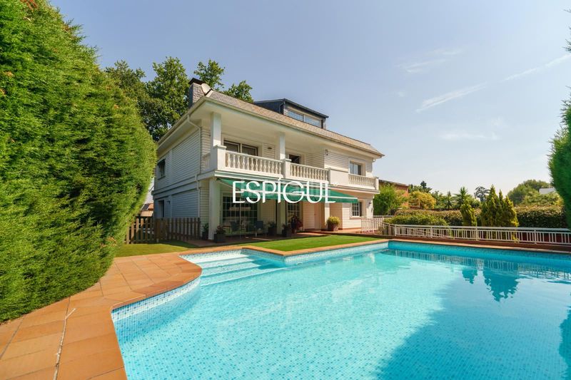 Foto 5ade3e78-b04b-49cd-b3bf-88df12c63995. Casa amb calefacció aparcament piscina a Mira-sol Sant Cugat del Vallès