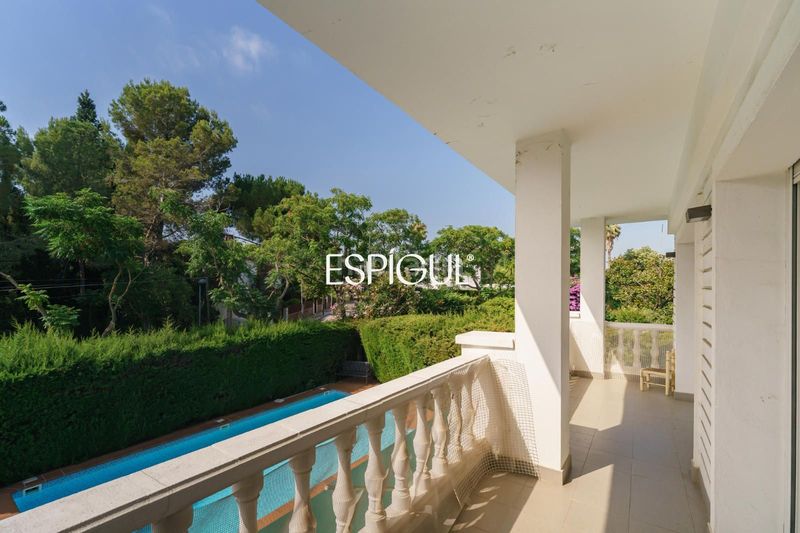 Foto 5d784861-6e47-4009-969e-781a71adf5c5. Casa amb calefacció aparcament piscina a Mira-sol Sant Cugat del Vallès