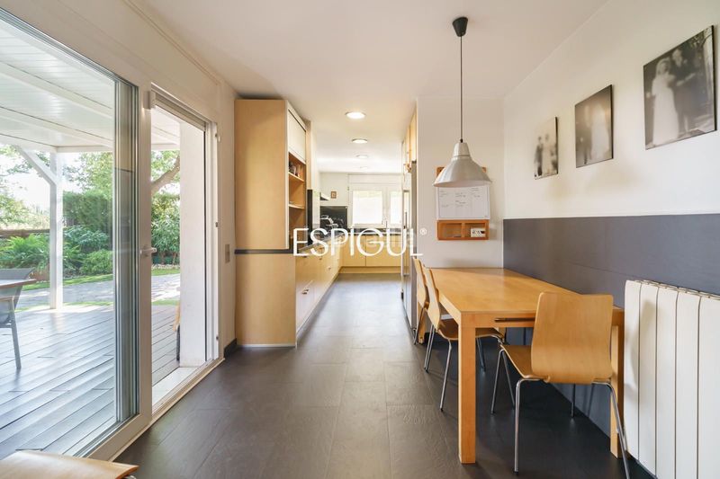 Foto 7fd83384-6084-4118-896e-8b2ea76b7e51. Casa amb calefacció aparcament piscina a Mira-sol Sant Cugat del Vallès