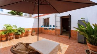 Ground floor  Rodrigo de triana. Amplio bajo con licencia turística y patio privativo