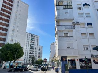 Lloguer Pis a Avenida de la soleá 1. Piso de tres dormitorio , baño, cocina, balcon, 68m