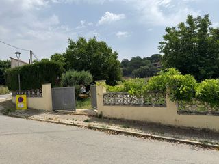 Terreny residencial a Carrer vilamajor 1a. Parcela totalmente plana  vallada y con agua