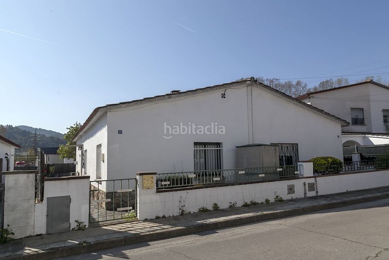 Foto 2d58d819-0f43-4907-ae4d-0ff0824eafc0. Casa aparellada amb calefacció a Sant Celoni