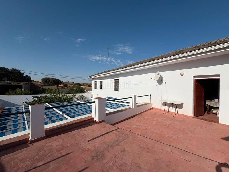 Foto e10346e2-5d3c-4882-b3f5-b95404cfe416. Casa  con piscina y amplio terreno en Aljucén