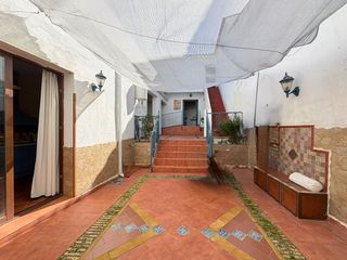 Casa a Lobón. Estupenda casa totalmente reformada y amueblada con patio