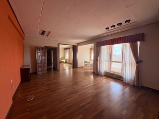 Miete Etagenwohnung in Centro. Se alquila piso amplio en zona centro