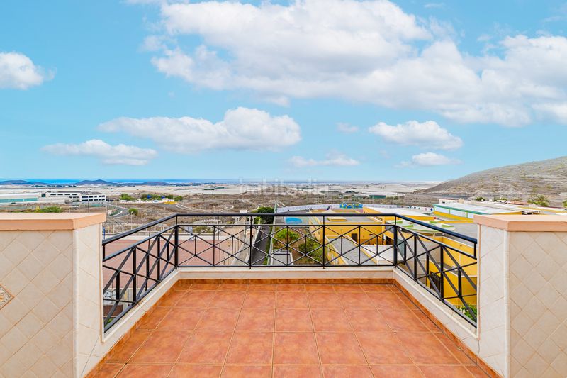 Foto 7e9e439f-1181-46c7-80ad-2d966cf88599. Ático en calle petalo 1 ático en venta en parque de la reina en Arona