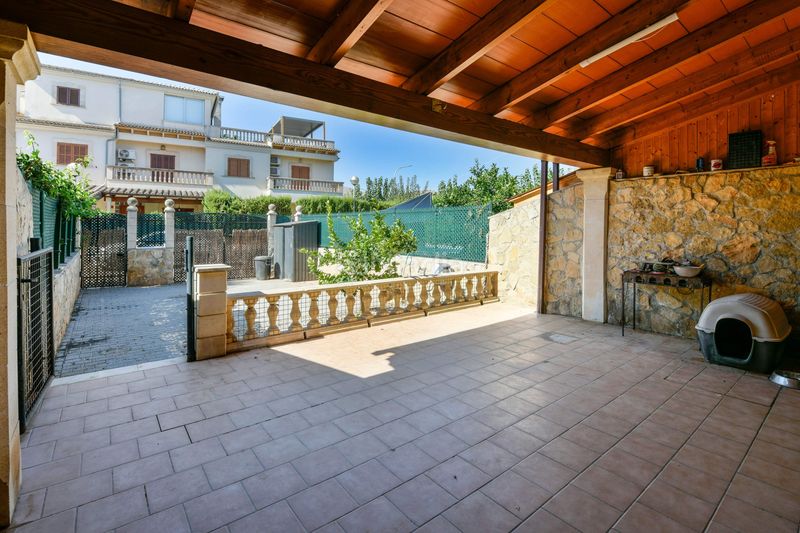 Foto 174a9ad7-8d89-4e4a-8119-a5b54657edeb. Casa adossada amb aparcament a port d´Alcúdia-platja dálcúdia Alcúdia