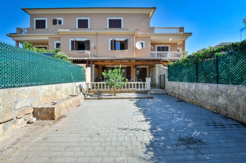 Foto 6bd6eefd-9c1c-4fa0-ae9b-cefb82d760ef. Casa adossada amb aparcament a port d´Alcúdia-platja dálcúdia Alcúdia