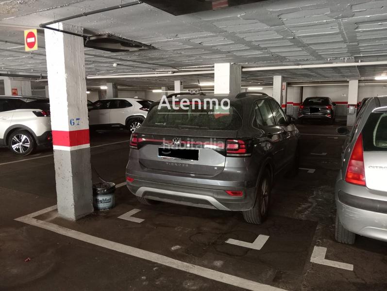 Foto b2bd31bc-7bf8-4c32-becb-0360392fcbcd. Parking voiture dans Horta Barcelona