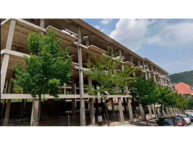 Foto 7a1fff0e-9bbd-4021-a1e7-6b237387ae6e. Edificio obra parada en Olot