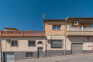 Casa  Calle barquillo. ?? gran casa en esquina en atarfe – 4 dormitorios, piscina, gara