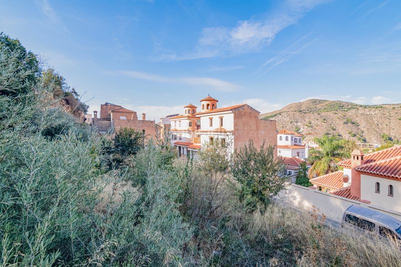 Foto ec9037bd-400a-40b6-a065-9c3638fe1808. Terreny residencial a calle calle parradas a Vélez de Benaudalla