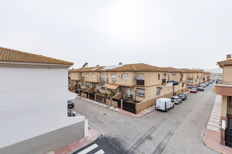 Foto 613282d4-4ba7-41ab-80c6-0503140b733e. Casa aparellada amb aparcament a Atarfe