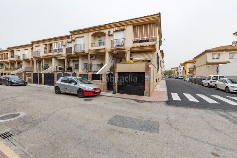 Foto f328896e-9f19-4b5c-a0be-80b104df53af. Casa aparellada amb aparcament a Atarfe