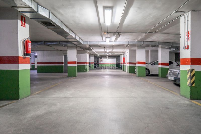 Foto ec98a116-4608-49b1-a4ce-611fd2677689. Parking coche en calle muladíes 2 se vende plaza de garaje en parque lagos cerca de carrefour en Granada