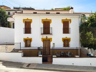 Xalet  Calle estacion 4. Casa independiente en la entrada de pinos genil. a 10 minutos de