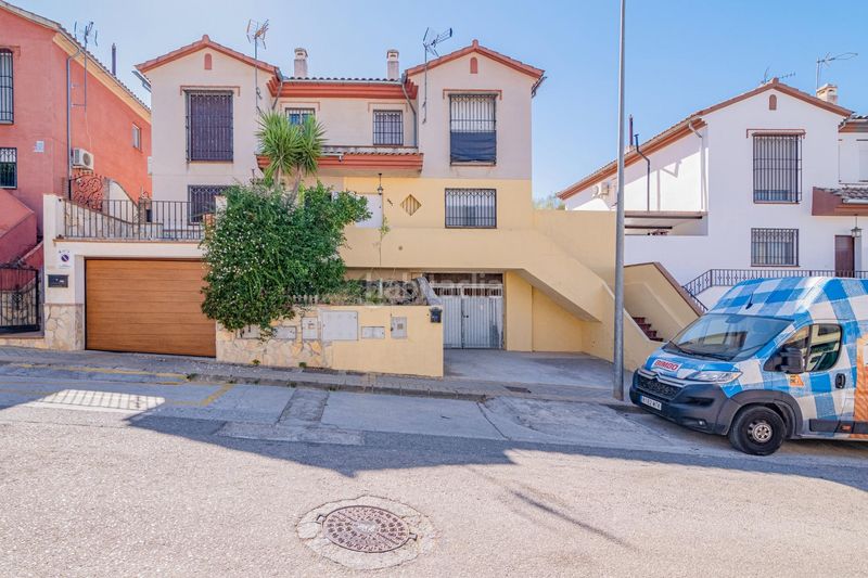 Foto 5cbfdf66-beb0-445c-b17a-7b67162e33d1. Casa aparellada amb calefacció aparcament a Jun