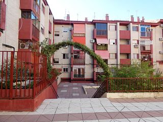 Flat  Calle rosalia de castro. Tu nuevo hogar en granada te está esperando!