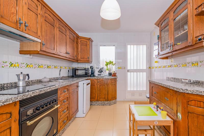 Foto b8e84a86-f70f-41a5-b33f-f94078105144. Casa a schiera con parcheggio in Güevéjar