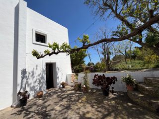 Rent Country house  Diseminado cas arabins. Finca rústica con terraza privada y entorno natural en ibiza – a