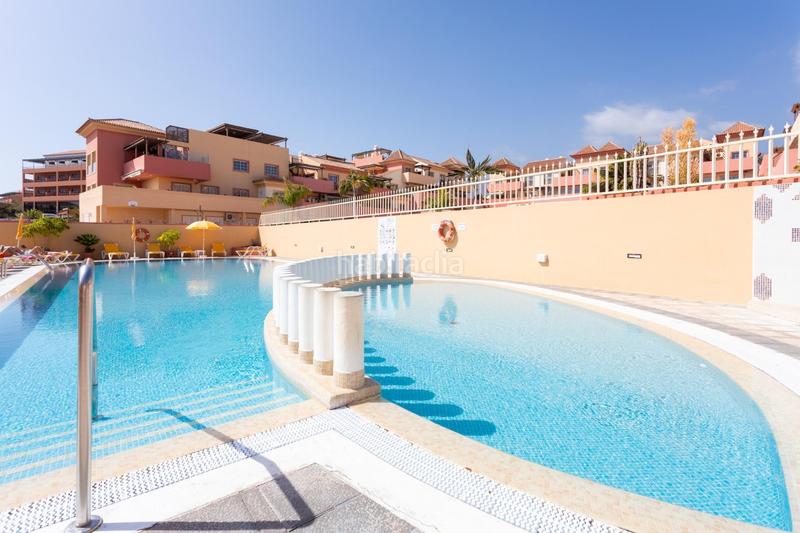 Foto f3cf9d83-1e0f-4467-b96c-d5b622c0532e. Apartamento en avenida av. de bruselas vivir cómodamente con vistas al mar en Adeje