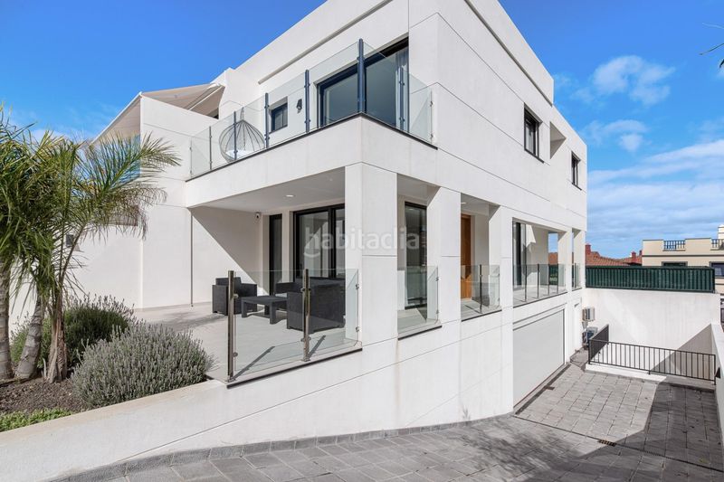 Foto 69b5513c-29b1-4036-ab72-c120145d1639. Casa aparellada amb aparcament piscina a La Quinta Santa Úrsula