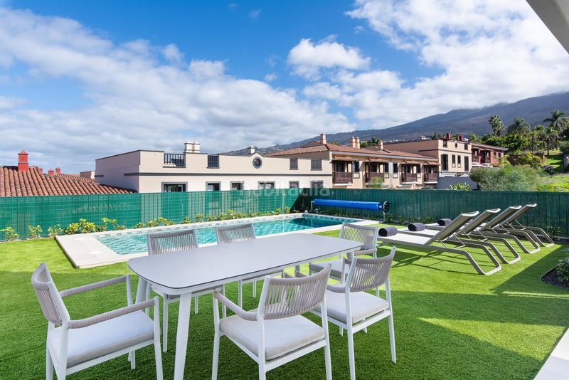 Foto c1e57684-8f36-49d5-b218-d575f0e06b11. Casa aparellada amb aparcament piscina a La Quinta Santa Úrsula