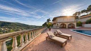Chalet  Calle montgros. Una gran casa familiar con piscina y gran garaje pero sobretodo