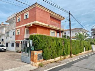 Xalet a Carrer la punta 268. Venta de viila pareada, a 50 metros de la playa de eurosol.