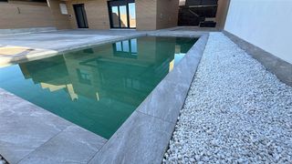 VIVIENDA UNIFAMILIAR CON GARAJE Y PISCINA