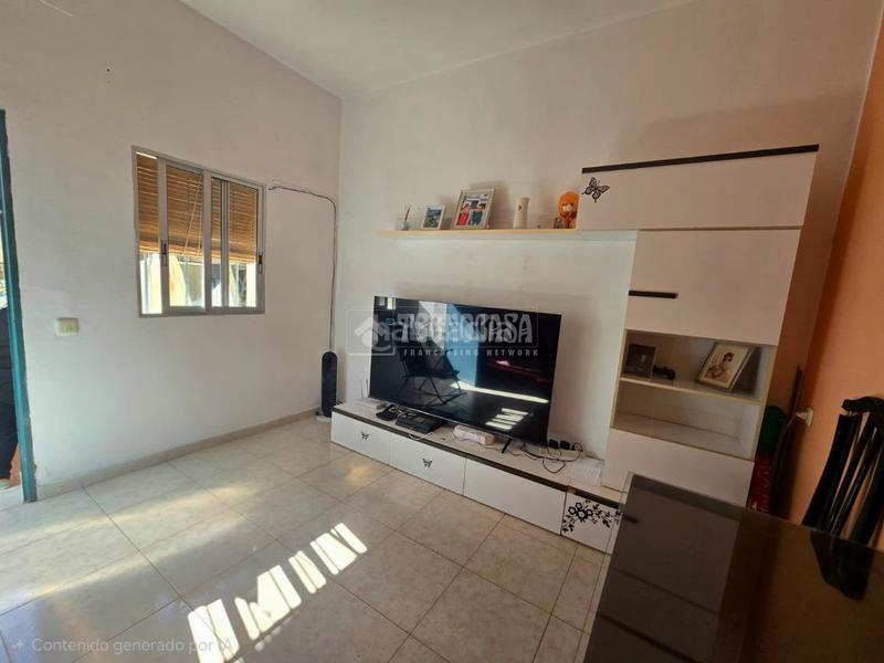 Foto 988f8f34-f23a-4fa6-9bf2-fd34172629d2. Casa aparellada a Morón de la Frontera