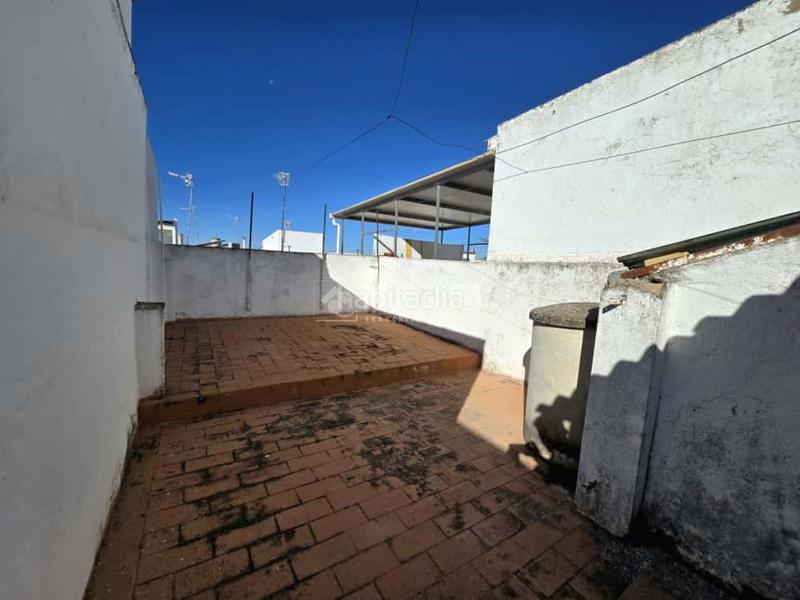 Foto be9f1ab8-21bf-4dfd-9842-f13889fc8c45. Casa aparellada a Morón de la Frontera