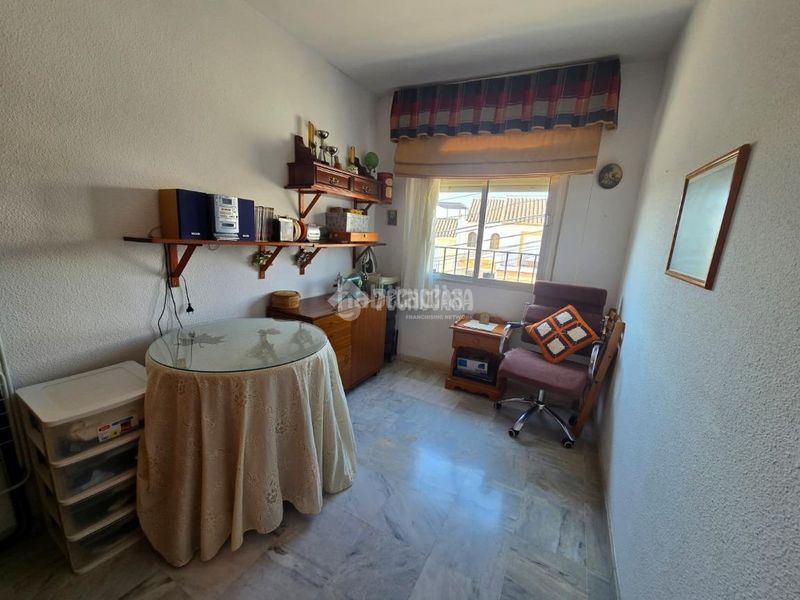 Foto fbb393c3-eed2-4bb9-bfb0-5ec40bd3e010. Casa aparellada amb aparcament a Morón de la Frontera