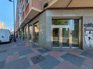 Local commercial à El Pilar. Local com. en venta en lakuaarriaga, 2 despachos.