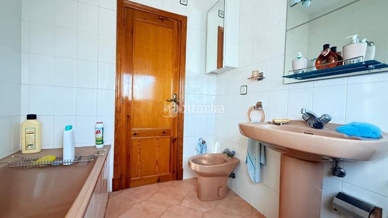 Foto 416d0923-30b9-4f6a-8a09-2a10ddc773fd. Casa aparellada amb calefacció aparcament piscina a Camarena