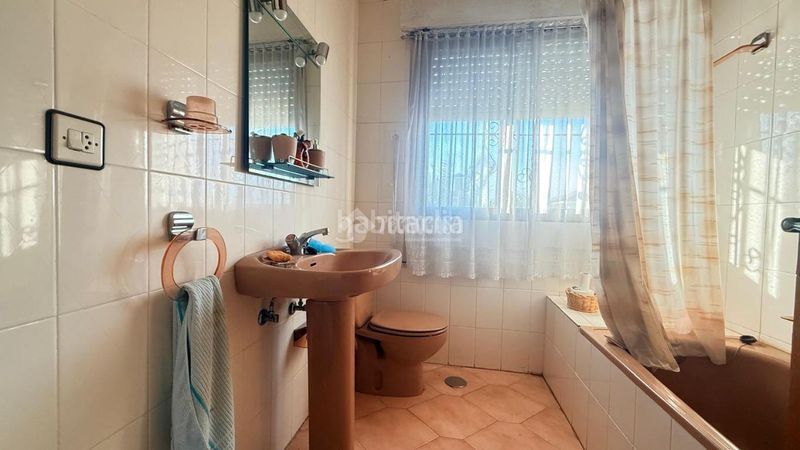 Foto dd6cd8f9-22db-4fc5-b38a-f4a04957c383. Casa aparellada amb calefacció aparcament piscina a Camarena
