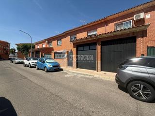 Casa aparellada a Fuensalida. Casa en venta en fuensalida