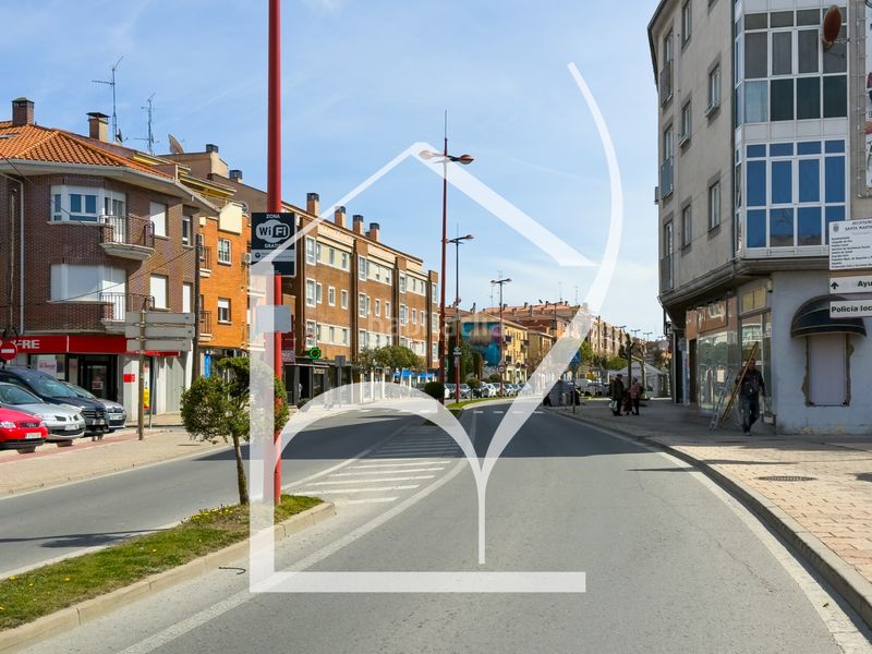 Foto c727a95f-9388-43cf-b941-9a49ee835f08. Aparcament cotxe a Santa Marta de Tormes