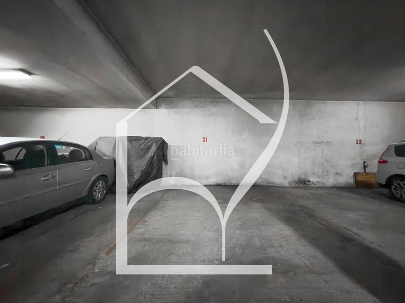 Foto f2e11212-f835-4b90-a137-43ece60f09c9. Aparcament cotxe a Santa Marta de Tormes