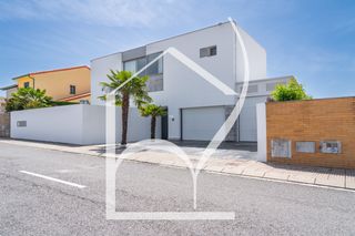 Xalet  Calle medina. Chalet independiente en urbanización el juncal, villamayor