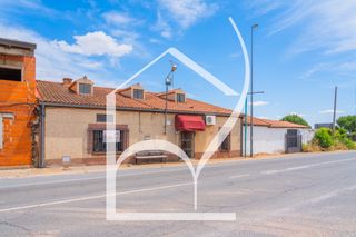 Casa  Carretera salamanca-vitigudino. Vivienda con antiguo mesón-restaurante, almacenes y terreno en v