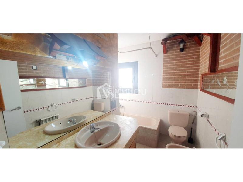 Foto 898a09fd-a78b-42ef-8bf8-b27582af5a37. Casa  en venta ideal para dos familias en La plana Esparreguera