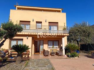 Xalet a Sant Esteve Sesrovires. Casa en venta en ca n amat