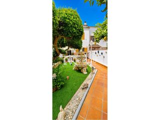 Casa a Olesa de Montserrat. Casa con garaje para dos coches y patio.