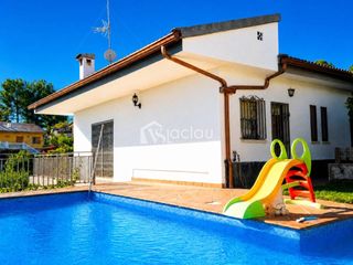 Chalet in Abrera. Bonita casa soleada con piscina.