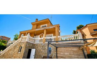Chalet à Abrera. Magnífica casa soleada con garaje y espacio para construir una p