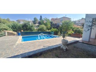 Chalet in Abrera. Casa a cuatro vientos con piscina, terreno y excelente zona exte