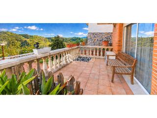Casa in Abrera. Casa con 777 m de parcela, pista de frontón y amplios espacios e